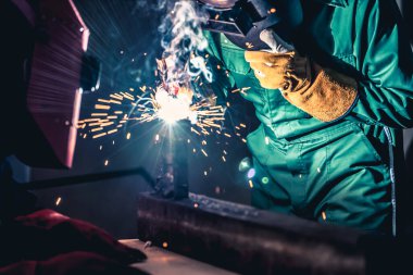 Metal kaynak çeliği, fabrikada çelik kaynaklamak için elektrikli yay kaynak makinesi kullanır. El becerisi iş gücü kavramına göre metal imalatı ve inşaat bakım hizmeti.