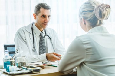 Profesyonel üniformalı doktor hastanedeki ya da klinikteki hastayı muayene ediyor. Sağlık, sağlık ve doktor hizmetleri konsepti.