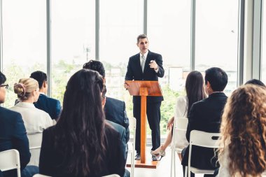 Bir grup iş adamı seminer konferansında toplanıyor. Seyirciler, çalışanların eğitim seanslarındaki eğitmenleri dinliyor. Uzman konuşmacı ile ofis çalışanları toplantısı .