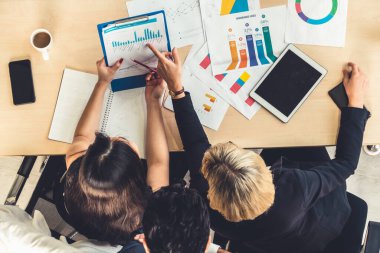 İş adamları grup toplantısı ofiste yukarıdan çekildi. İş kadınları, iş adamları ve ofis çalışanları, proje planlama belgeleriyle takım konferansında toplantı masasında çalışıyorlar. .