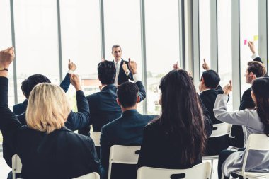Bir grup iş adamı seminer konferansında toplanıyor. Seyirciler, çalışanların eğitim seanslarındaki eğitmenleri dinliyor. Uzman konuşmacı ile ofis çalışanları toplantısı .