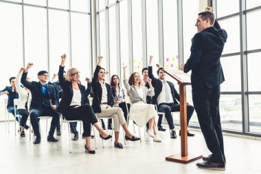 Bir grup iş adamı seminer konferansında toplanıyor. Seyirciler, çalışanların eğitim seanslarındaki eğitmenleri dinliyor. Uzman konuşmacı ile ofis çalışanları toplantısı .