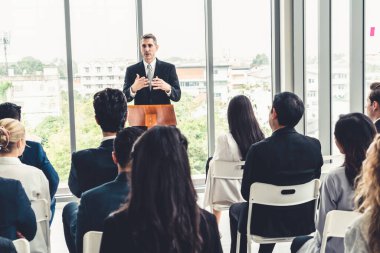 Bir grup iş adamı seminer konferansında toplanıyor. Seyirciler, çalışanların eğitim seanslarındaki eğitmenleri dinliyor. Uzman konuşmacı ile ofis çalışanları toplantısı .