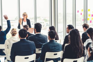 Bir grup iş adamı seminer konferansında toplanıyor. Seyirciler, çalışanların eğitim seanslarındaki eğitmenleri dinliyor. Uzman konuşmacı ile ofis çalışanları toplantısı .