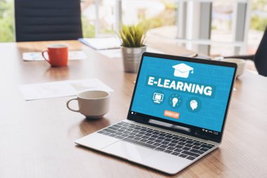 E- öğrenim ve Öğrenci ve Üniversite Konsepti Online Eğitim. Video konferansı çağrı teknolojisi öğrencilerin her yerden öğrenebileceği dijital eğitim kursları düzenliyor..