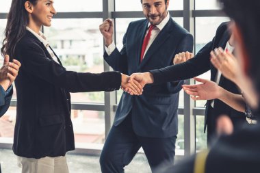 Şirket ofisinde iş adamlarının el sıkışması mali anlaşma konusunda profesyonel bir anlaşma gösteriyor.