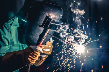 Metal kaynak çeliği, fabrikada çelik kaynaklamak için elektrikli yay kaynak makinesi kullanır. El becerisi iş gücü kavramına göre metal imalatı ve inşaat bakım hizmeti.