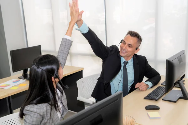 Geschäftsleute Mit Headset Feiern Die Arbeit Büro Call Center Telemarketing — Stockfoto