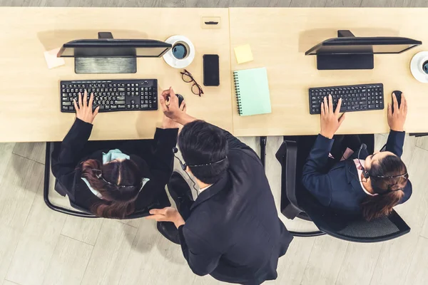 Деловые Люди Носящие Наушники Верхнего Вида Офисе Работают Компьютером Поддержки — стоковое фото
