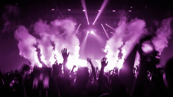 Щасливі Люди Танцюють Концерті Нічного Клубу Party Слухають Електронну Танцювальну — стокове фото