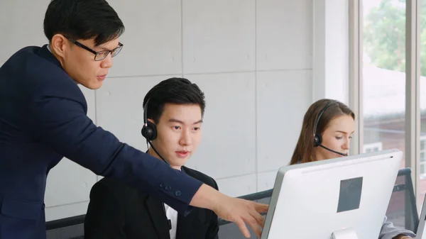 Pessoas Negócios Usando Headset Trabalhando Escritório Para Apoiar Cliente Remoto — Fotografia de Stock