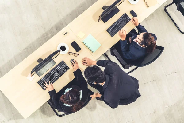 Zakenmensen Met Een Koptelefoon Van Bovenaf Kantoor Werken Met Een — Stockfoto