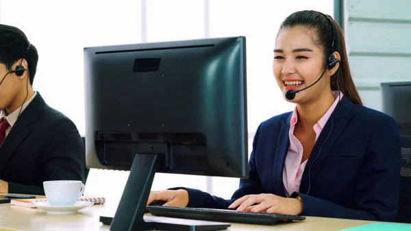 Geschäftsleute Mit Headset Arbeiten Büro Entfernte Kunden Oder Kollegen Unterstützen — Stockfoto