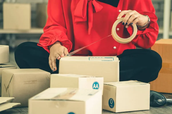 Vendedor Line Trabalha Casa Escritório Embala Caixa Entrega Transporte Para — Fotografia de Stock