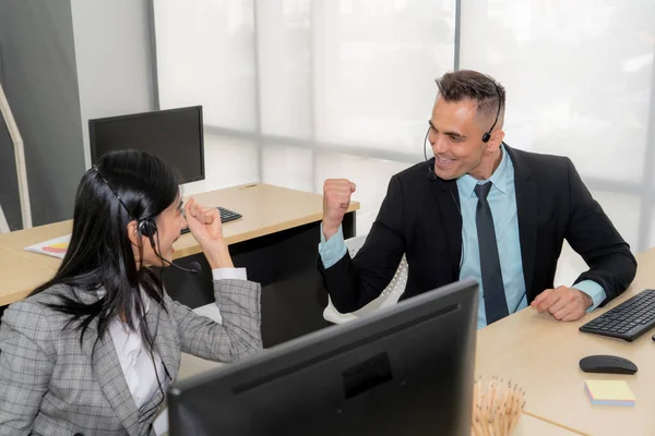 Los Empresarios Que Usan Auriculares Celebran Trabajar Oficina Centro Llamadas — Foto de Stock