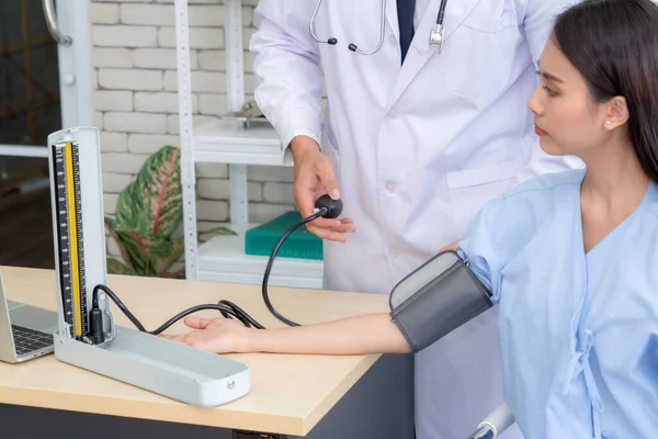 Doctor Professionele Uniform Onderzoeken Patiënt Het Ziekenhuis Medische Kliniek Concept — Stockfoto