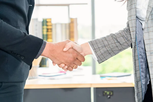 Business People Handshake Ufficio Aziendale Mostrando Accordo Professionale Contratto Affare — Foto Stock