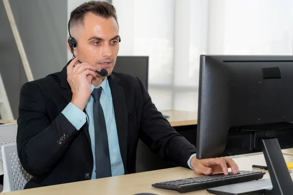 Gli Uomini Affari Che Indossano Cuffie Lavorano Ufficio Supportare Clienti — Foto Stock