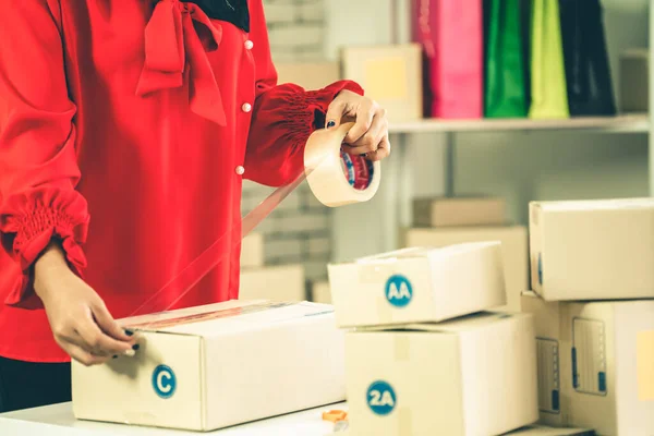 Vendedor Línea Trabaja Oficina Casa Empaca Caja Envío Cliente Propietario — Foto de Stock