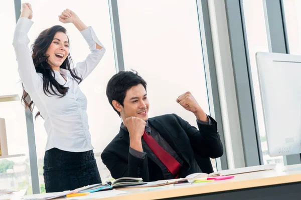 Dos Empresarios Felices Celebran Sala Reuniones Oficina Exitoso Empresario Felicita — Foto de Stock