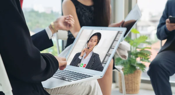 Video Chiamata Gruppo Uomini Affari Che Incontrano Sul Posto Lavoro — Foto Stock