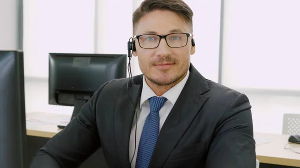 Gente Negocios Que Usa Auriculares Trabajando Oficina Para Apoyar Clientes — Foto de Stock