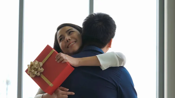 Pareja Romántica Dando Regalo Amante Restaurante Estilo Vida Feliz Pareja — Foto de Stock