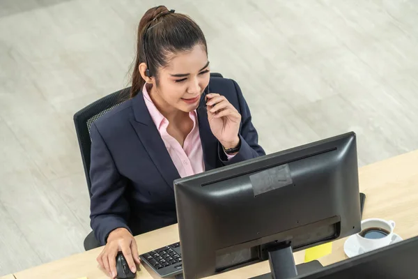 Pessoas Negócios Usando Headset Trabalhando Escritório Para Apoiar Cliente Remoto — Fotografia de Stock