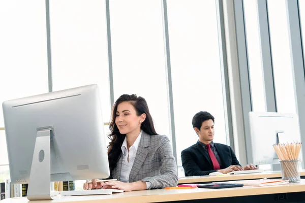 Gente Negocios Trabajando Mesa Moderna Sala Oficina Mientras Analizan Informe — Foto de Stock