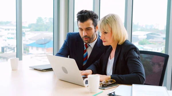 Twee Zakenmensen Praten Projectstrategie Kantoor Zakenman Bespreken Projectplanning Met Collega — Stockfoto