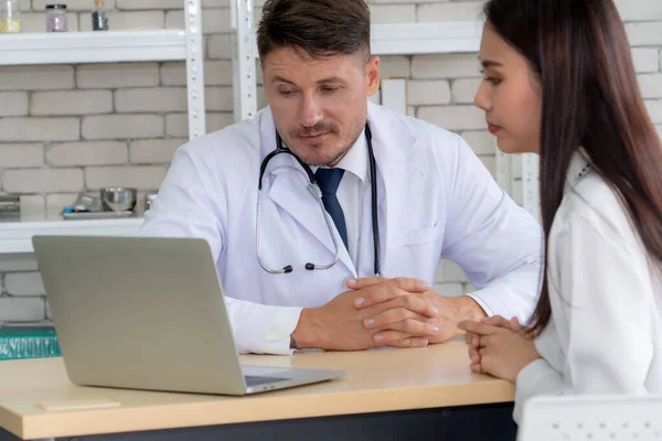 Medico Uniforme Professionale Che Esamina Paziente Ospedale Clinica Medica Concetto — Foto Stock