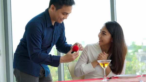 Romantisches Paar Beschenkt Liebhaber Restaurant Lebensstil Glücklicher Paare — Stockfoto