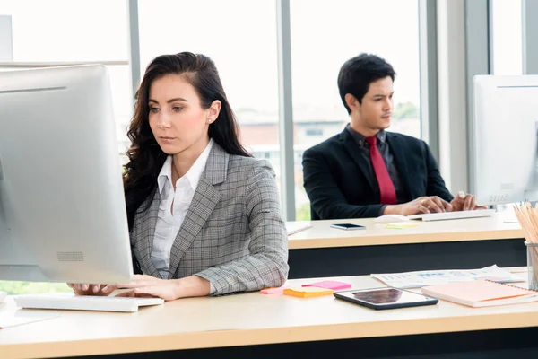 Gente Negocios Trabajando Mesa Moderna Sala Oficina Mientras Analizan Informe — Foto de Stock