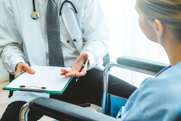 Doutor Uniforme Profissional Examinando Paciente Hospital Clínica Médica Conceito Serviço — Fotografia de Stock