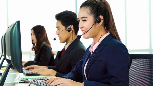 Geschäftsleute Mit Headset Arbeiten Büro Entfernte Kunden Oder Kollegen Unterstützen — Stockfoto