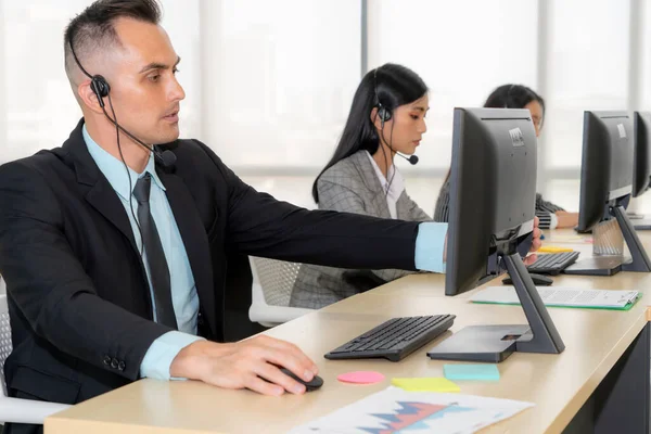 Zakenmensen Met Een Headset Die Kantoor Werken Klanten Collega Afstand — Stockfoto