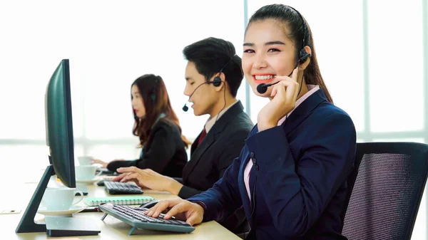 Geschäftsleute Mit Headset Arbeiten Büro Entfernte Kunden Oder Kollegen Unterstützen — Stockfoto