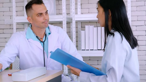 Doutor Uniforme Profissional Examinando Paciente Hospital Clínica Médica Conceito Serviço — Fotografia de Stock