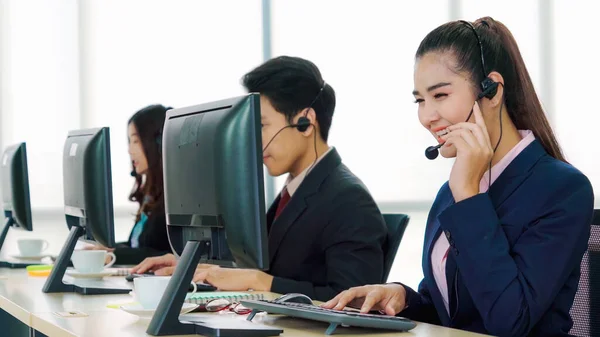 Gente Negocios Que Usa Auriculares Trabajando Oficina Para Apoyar Clientes — Foto de Stock