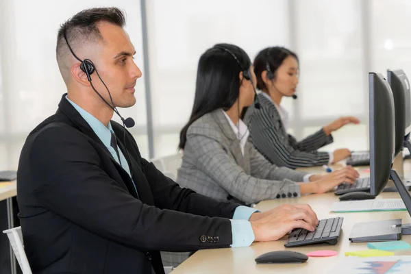 Vezetékes Fülhallgatót Viselő Üzletemberek Dolgoznak Irodában Hogy Támogassák Távoli Ügyfelet — Stock Fotó