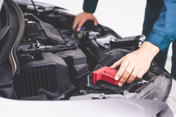 Professionele Monteur Hand Het Verstrekken Van Auto Reparatie Onderhoud Auto — Stockfoto