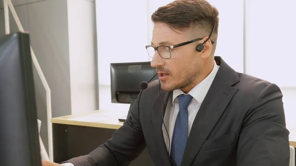 Zakenmensen Met Een Headset Die Kantoor Werken Klanten Collega Afstand — Stockfoto