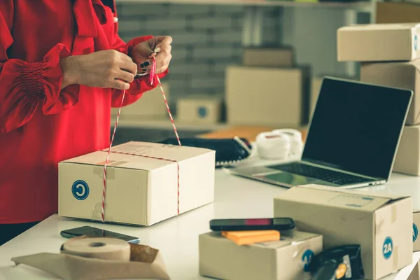 Çevrimiçi Satıcı Ofisinde Çalışıyor Teslimat Kutusunu Müşteriye Paketliyor Nternette Ticaret — Stok fotoğraf