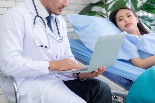 Médico Uniforme Profesional Examinando Paciente Hospital Clínica Médica Concepto Servicio — Foto de Stock