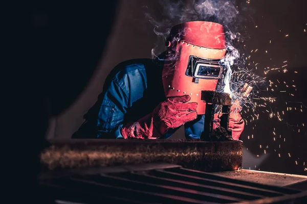 Stahlschweißarbeiten Mit Elektrischen Lichtbogenschweißmaschinen Zum Schweißen Von Stahl Der Fabrik — Stockfoto