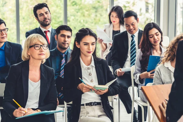 Groep Van Zakenmensen Vergaderen Een Seminar Conferentie Publiek Luisteren Naar — Stockfoto