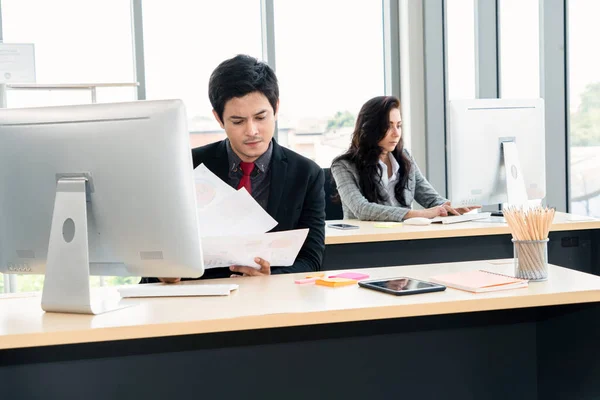 Gente Negocios Trabajando Mesa Moderna Sala Oficina Mientras Analizan Informe — Foto de Stock