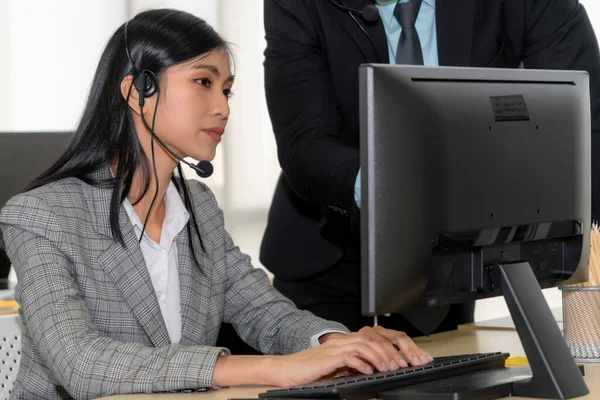 Pessoas Negócios Usando Headset Trabalhando Escritório Para Apoiar Cliente Remoto — Fotografia de Stock