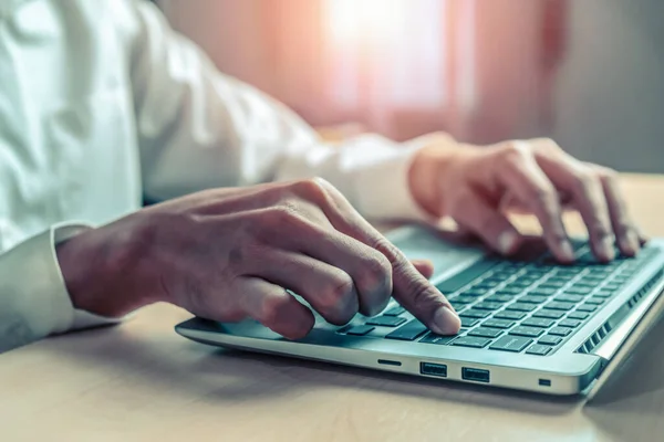 Empresário Mão Digitando Teclado Computador Computador Portátil Escritório Conceito Negócios — Fotografia de Stock