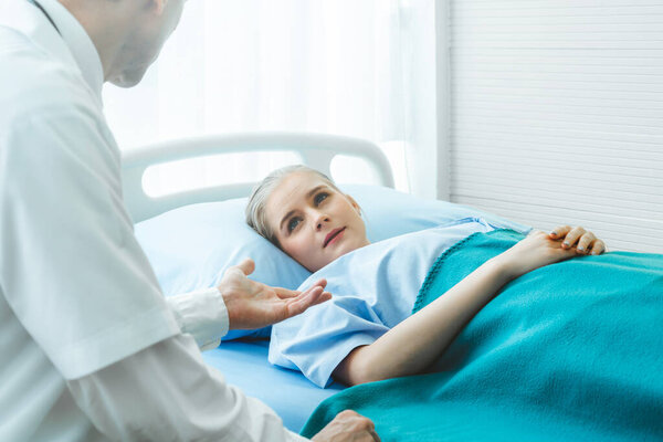 Врач в профессиональной форме, осматривающий пациента в больнице или медицинской клинике. Здравоохранение, медицинский и медицинский персонал концепции обслуживания.